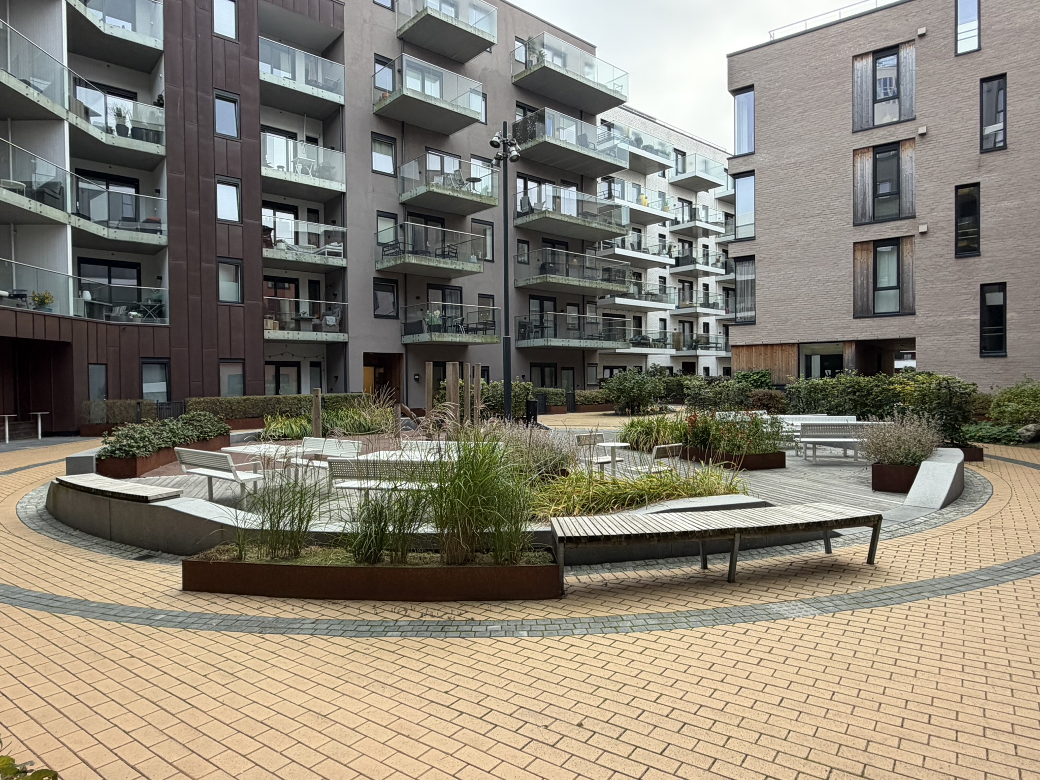 Gårdsrom med tredekke og corten — Kanalbyen